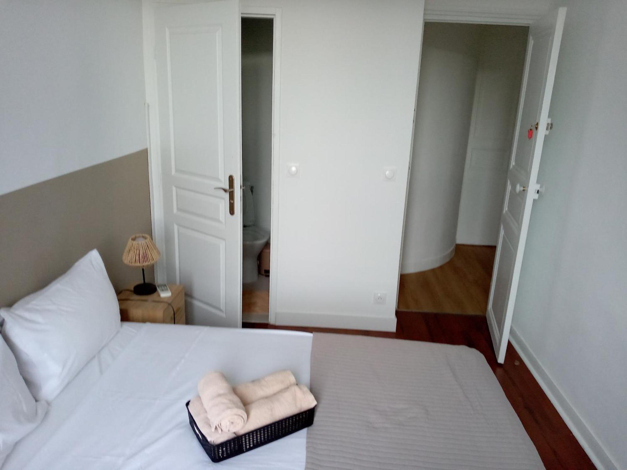 La Plaine Cours Julien: Private Room in Lively Marseille Apartment Exterior photo